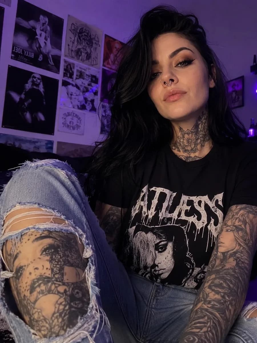 Tatuiruota alternatyvaus stiliaus OnlyFans kūrėja, valdoma Bunny Agency