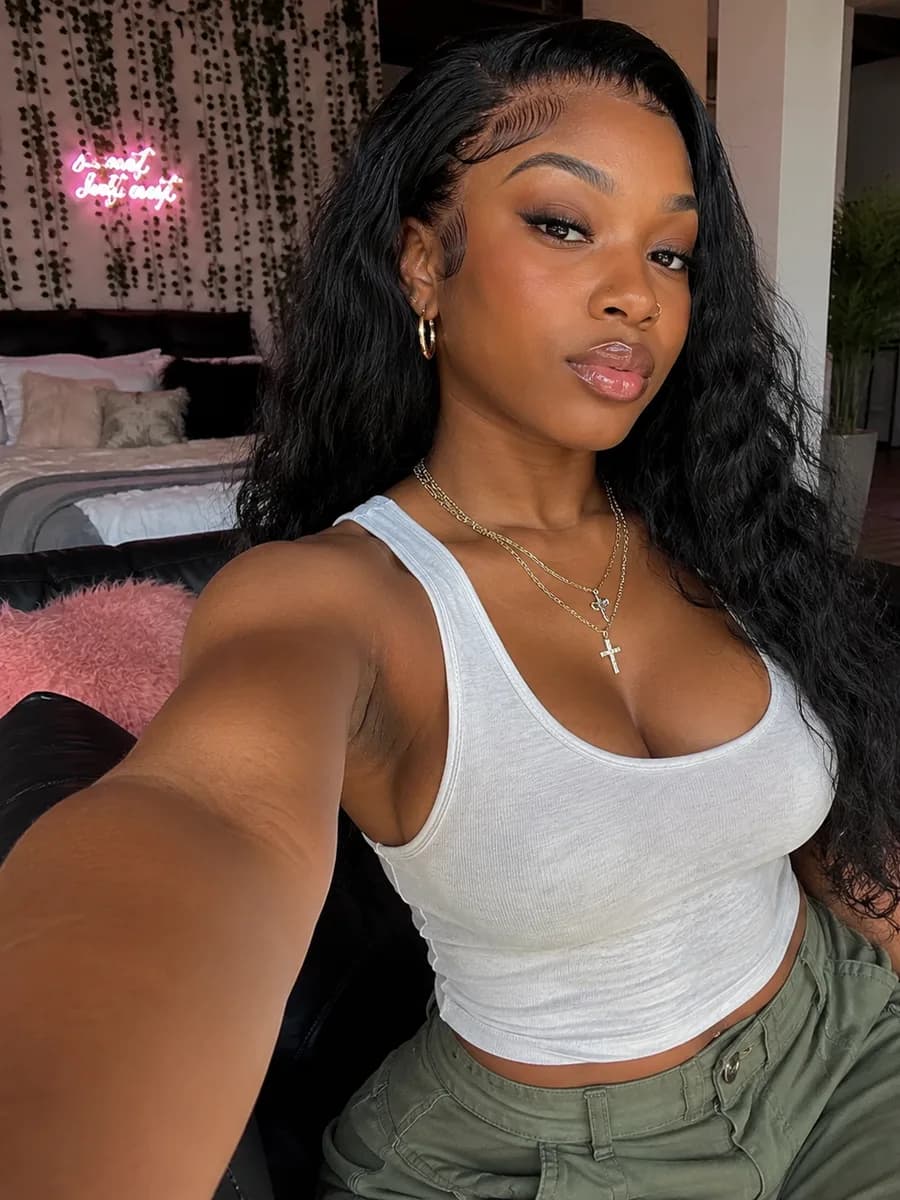 Bunny Agency OnlyFans kūrėja šypsosi namų studijos aplinkoje